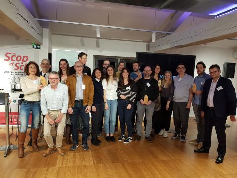 Photo de la remise des trophées avec les projets lauréats, les partenaires techniques et l'équipe URSCOP en charge du pilotage de l'AAP